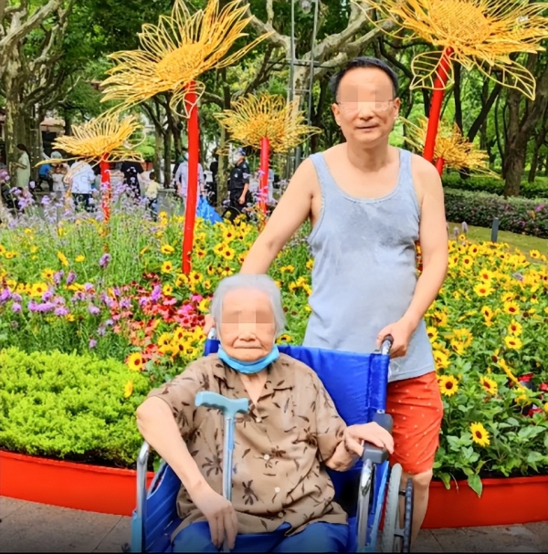 监控曝光！94岁上海阿婆家中摔死，身旁保姆全程玩手机…