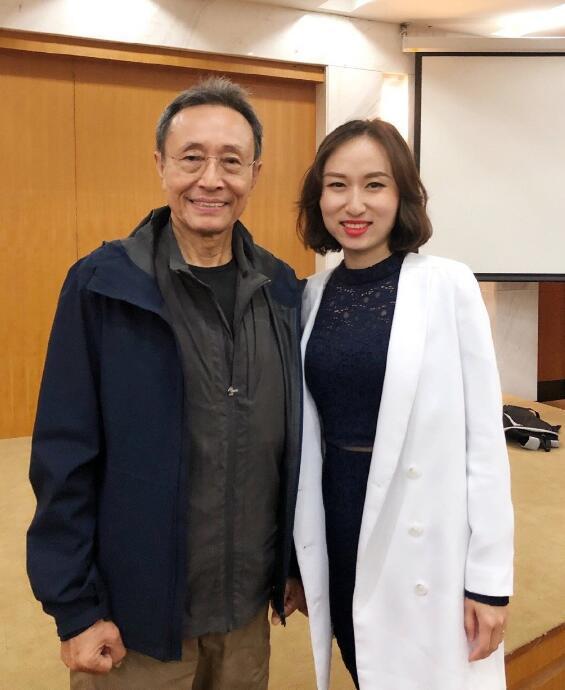 74岁香港配音泰斗冯雪锐去世，曾为成龙、周润发、李连杰等配音