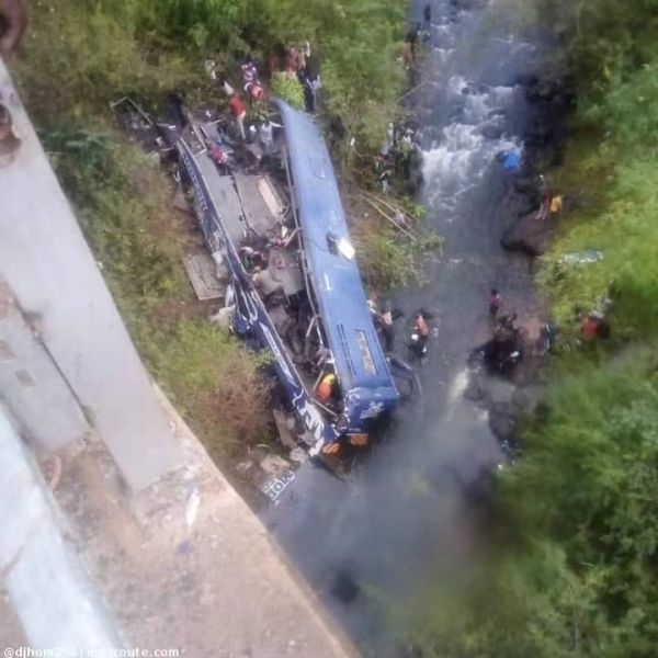 肯尼亚一公共汽车坠河！至少20人死亡