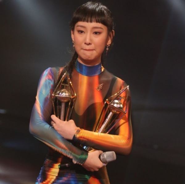 TVB办首届香港金曲颁奖礼！24人获奖却缺席显冷清，郑欣宜夺歌后