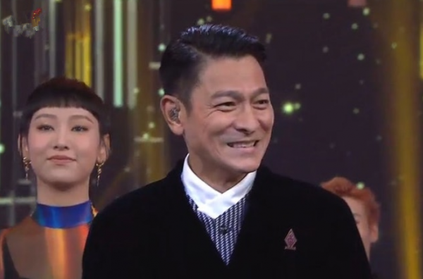 TVB办首届香港金曲颁奖礼！24人获奖却缺席显冷清，郑欣宜夺歌后