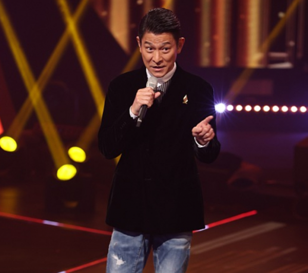 TVB办首届香港金曲颁奖礼！24人获奖却缺席显冷清，郑欣宜夺歌后