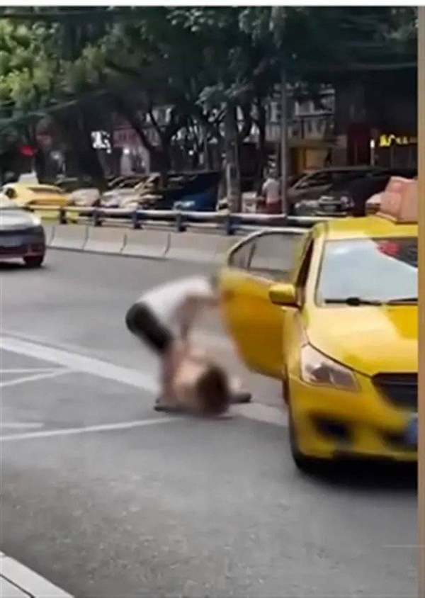 重庆一男子拖拽女子塞进出租车 警方：两人系恋人关系 现已和平分手