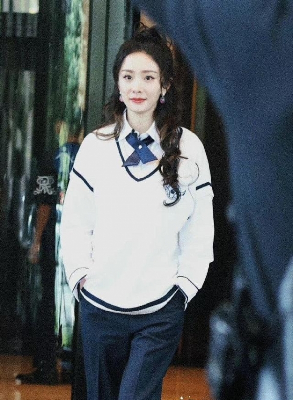 还是杨幂会玩穿校服录节目演绎娇俏学生妹35岁状态令人羡慕