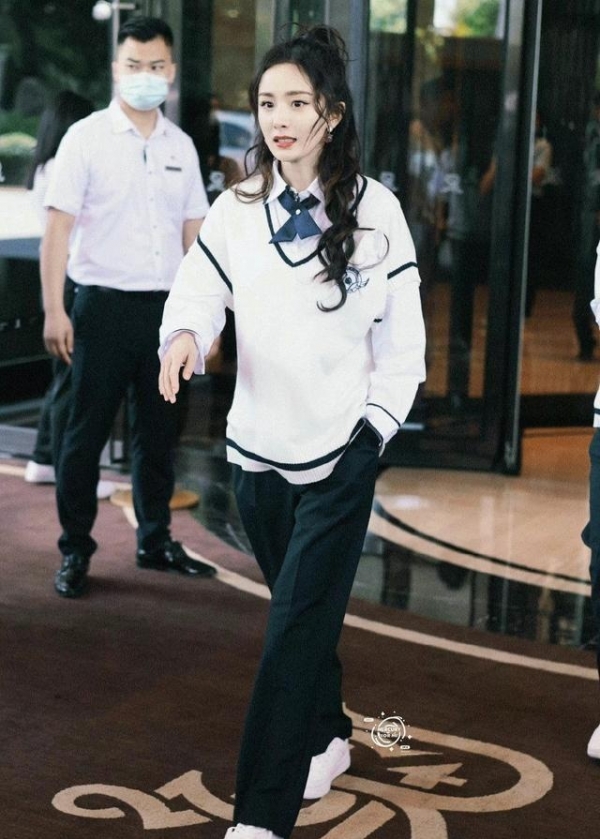 还是杨幂会玩穿校服录节目演绎娇俏学生妹35岁状态令人羡慕