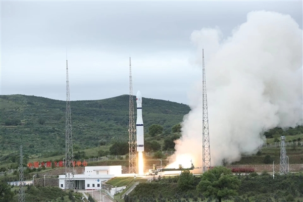 中国成功发射一箭十六星！现场视频公布：长征火箭超平稳起飞