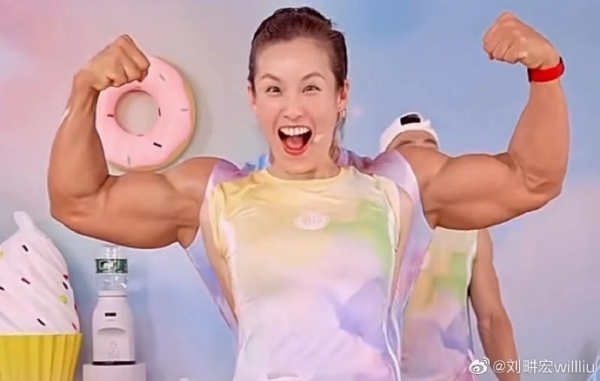 真·金刚芭比！刘畊宏晒VIVI肌肉手臂错位图
