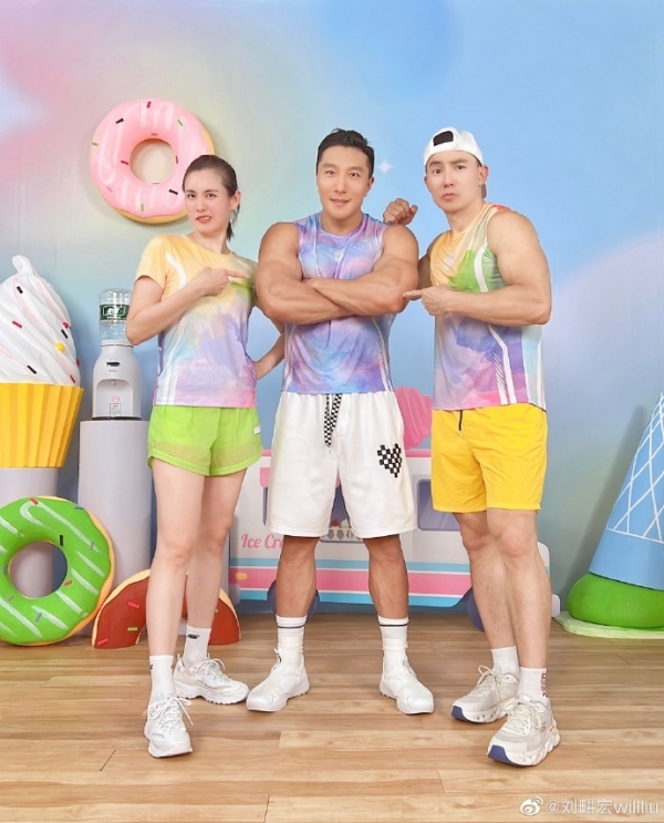 真·金刚芭比！刘畊宏晒VIVI肌肉手臂错位图