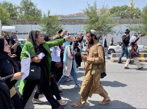 妇女们游行抗议时遭到塔利班阻挠。采访对象供图