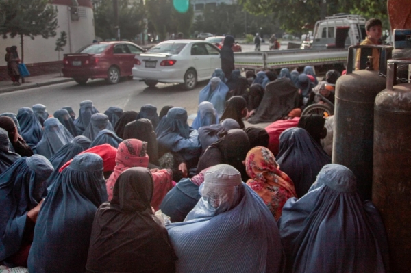等待好心人施舍的阿富汗妇女。图源：NPR