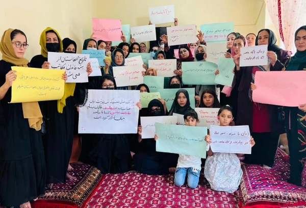 在塔利班8月13日驱赶女性抗议者后，8月15日，很多女性自发聚集在家中抗议。采访对象供图