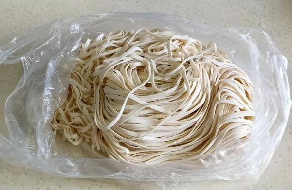 其实这也不一定,现如今市面上卖的湿面条一般都采用