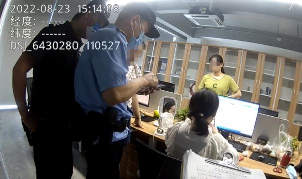 上班时间，杭州女子竟偷偷摸摸躲进房间……同事立刻报警！