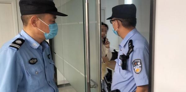 上班时间，杭州女子竟偷偷摸摸躲进房间……同事立刻报警！
