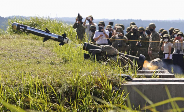 28日，一名美军士兵在演习场发射“标枪”便携式反坦克导弹。图源：日本产经新闻