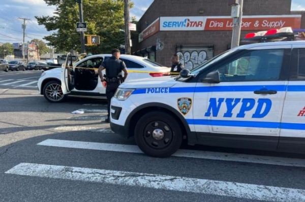 当地时间27日，纽约警察在枪击案现场