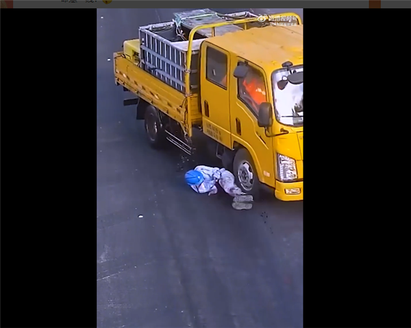 男子骑车倒地后遭卡车碾压 10秒内死里逃生2次：头盔救了他