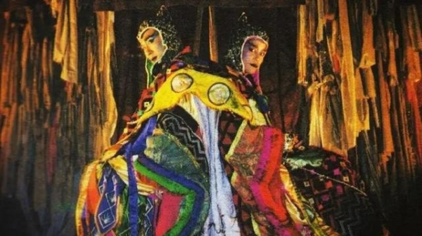 关外魔教在姬无双(吴镇宇,吕少玲 饰)的治理下苟且自保,成为名门正派