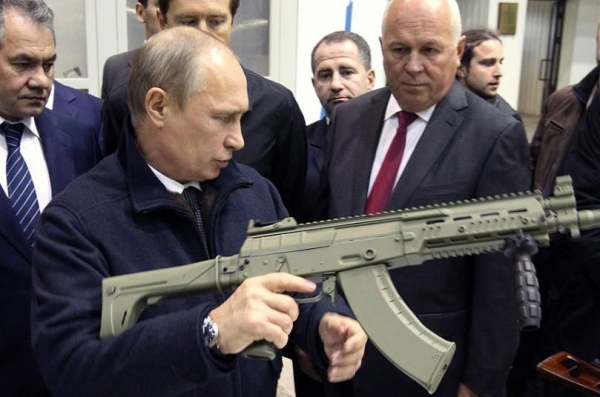 一组普京与枪的照片：霸气外露，尽显硬汉本色