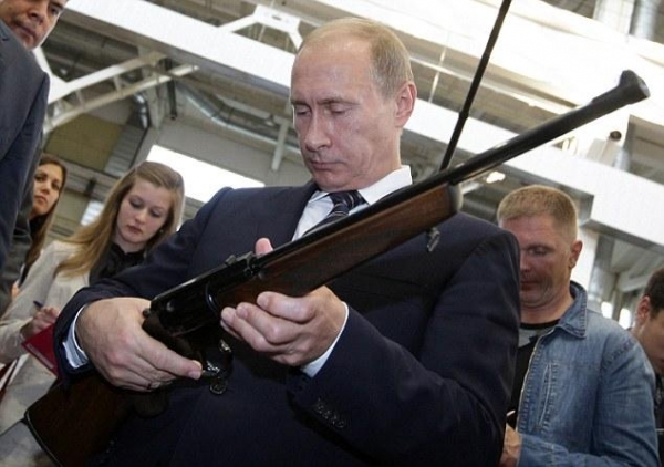一组普京与枪的照片：霸气外露，尽显硬汉本色