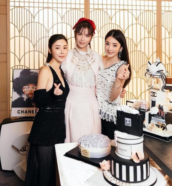 方媛参加名媛姐妹生日派对稳坐c位气质好和奢华蛋糕开心合影