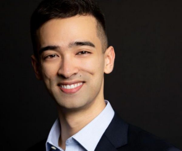 韦唯儿子和美女亲密搂抱女方穿短裙身材火辣久居国外生活潇洒