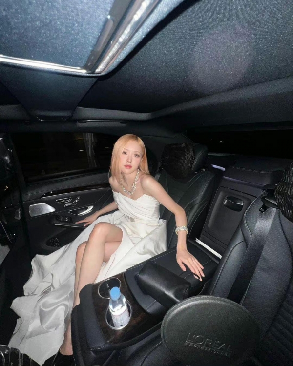 朴彩英晒性感豪车照,炫耀华丽珠宝,修长美腿一览无遗