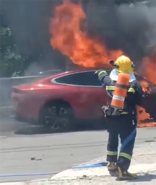 小鹏P7当街爆燃起火：原因暂未知