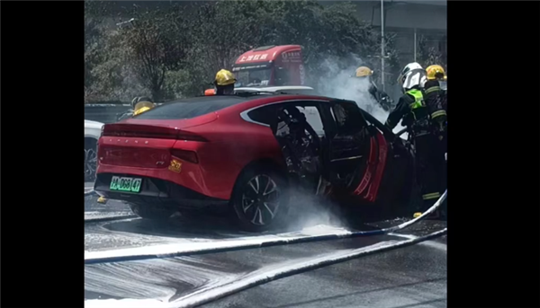 小鹏P7当街爆燃起火：原因暂未知