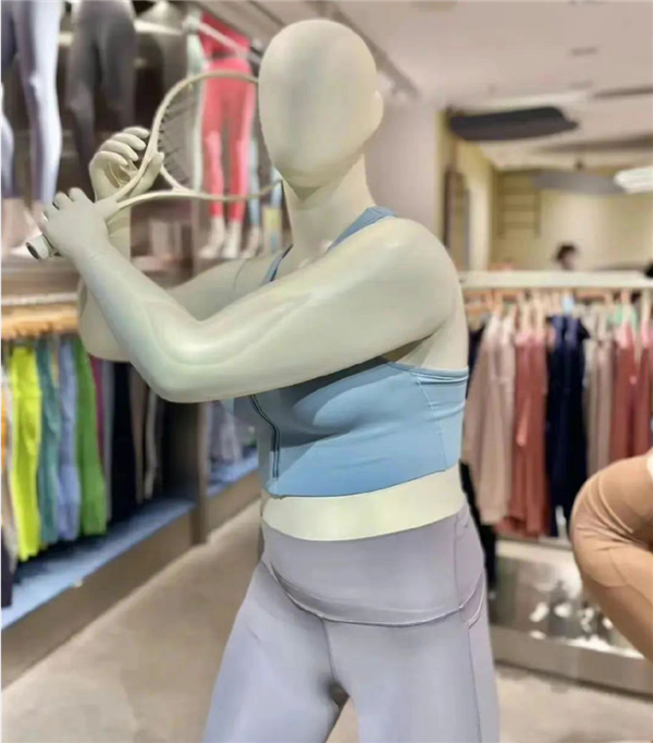 极具冲击力 女装店用壮硕模特展示衣服引热议 拒绝贩卖身材焦虑 