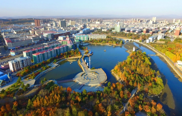 珲春河畔公园秋景 张明 摄影