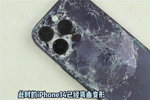 iPhone 14超瓷晶有多强？铁锤爆砸26次 100米高空抛下 结果惊掉下巴