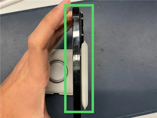 1049元买苹果官方充电器尴尬：iPhone 14不兼容 画面太凸不能平放