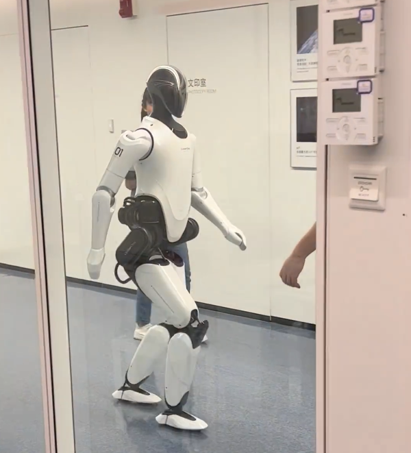 网友偶遇小米人形机器人铁大：健步如飞、比特斯拉的稳