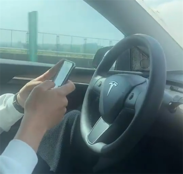 胆儿真肥！特斯拉高速“自动驾驶”：驾驶员淡定双手玩手机