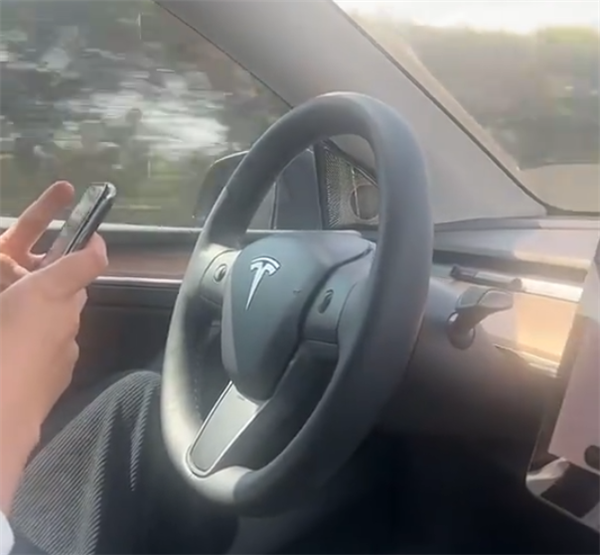 胆儿真肥！特斯拉高速“自动驾驶”：驾驶员淡定双手玩手机