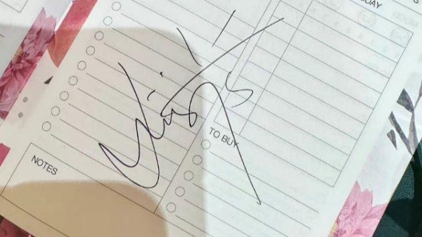 刘亦菲逛街买包遭求签名皮肤白嫩长相惊艳身上一条围巾价值8000块