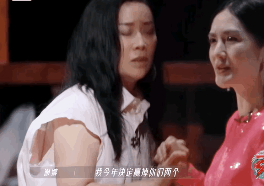 那英打算“震惊歌坛”，结果震惊了桌台。/《乘风破浪的姐姐2》