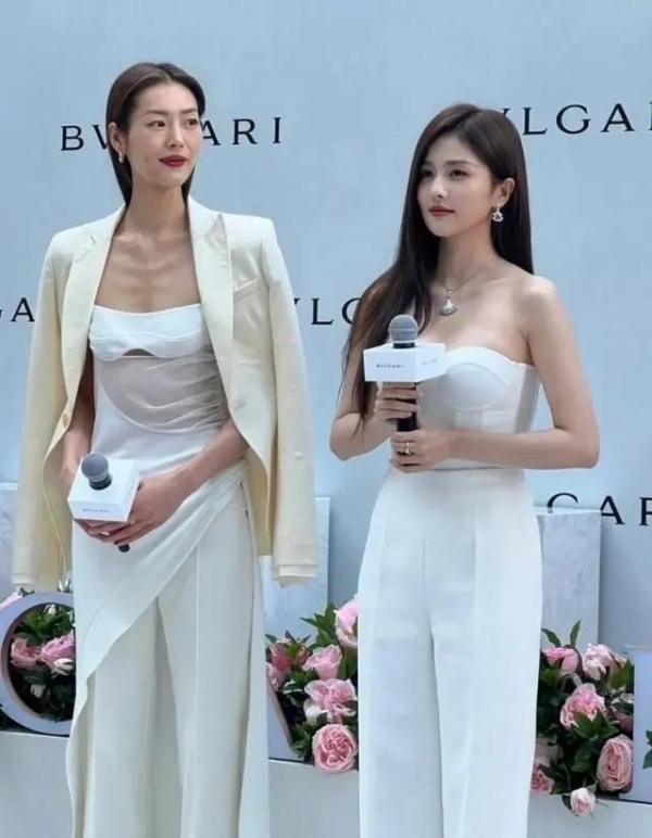 白鹿穿抹胸连体裤秀性感身材长发飘飘仙气足