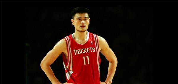 比身高这一块就不要妄想和篮球运动员相比了,姚明的女儿基因自然强大