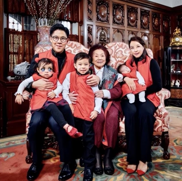 霍启刚带9岁儿子拜祭霍英东霍中曦手拿鲜花神情肃穆悼念太爷爷