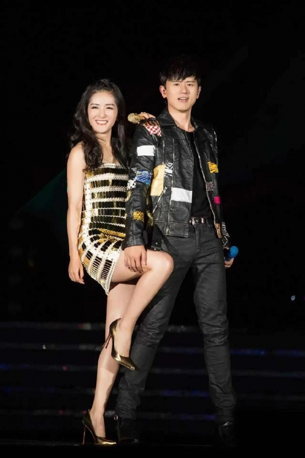 41岁谢娜探班张杰,脸颊凹陷衰老明显,夫妻俩搂腰拍写真甜蜜对视