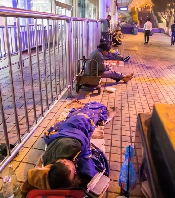 江苏小伙大冬天露宿公园拍摄者他说没挣到钱不好意思回家