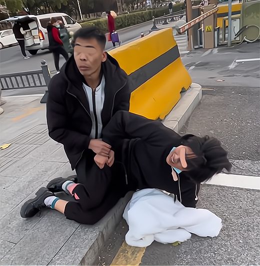 男子把女友按在地上扒裤子,被阻止时满脸无辜:拍那种照片给人看