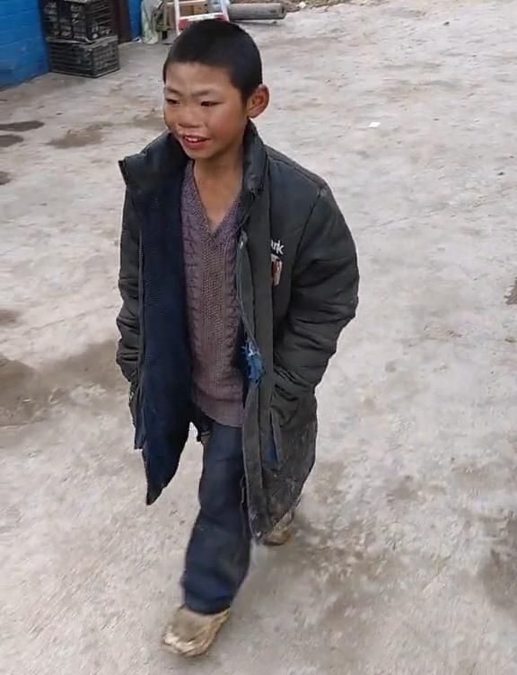 小男孩大冬天穿件破棉衣拍摄者父母不在了他跟二爸一起生活