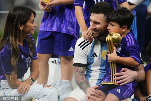 梅西妻子晒全家合照贺阿根廷夺冠:你是我的冠军!
