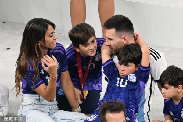 梅西妻子晒全家合照贺阿根廷夺冠:你是我的冠军!