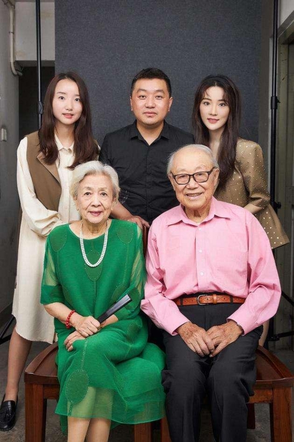 一路走好!谢芳92岁老公张目不幸病逝,最后恩爱现身近照曝光