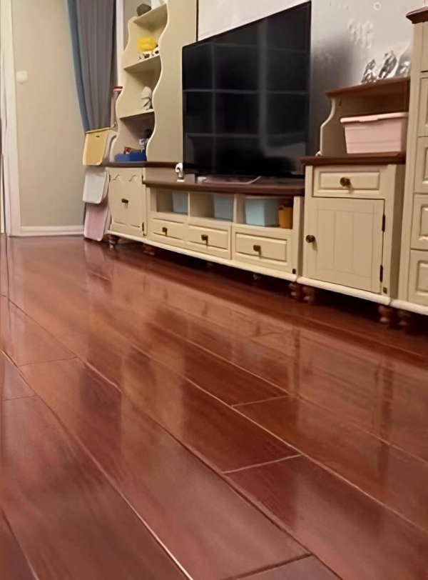 妻子生病丈夫收拾屋子,看到地板一幕网友直呼羡慕:比菜板都干净