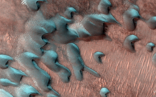 NASA分享火星冬天航拍照片：色彩斑斓、唯美壮阔